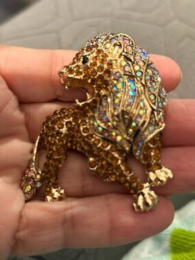 Private Label Gold-Tone Lion Brooch Amber and Aurora Borealis Rhinestones Dr 50